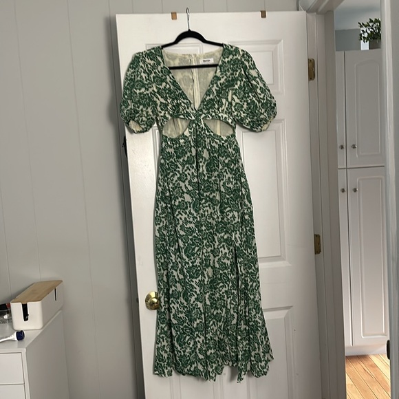 NELLI MIDI DRESS - SHORT SLEEVE CUT OUT DRESS IN GREEN SILHOUETTE - Picture 4 of 5